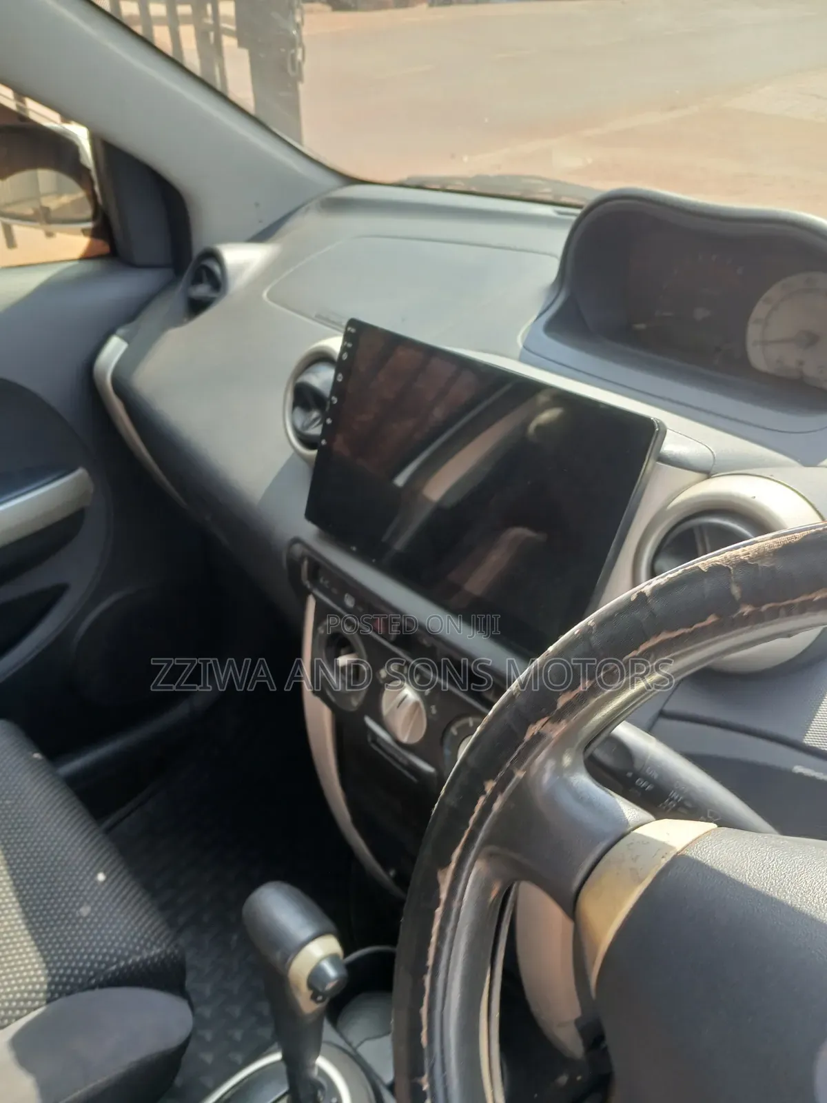 Toyota IST 2000 Silver