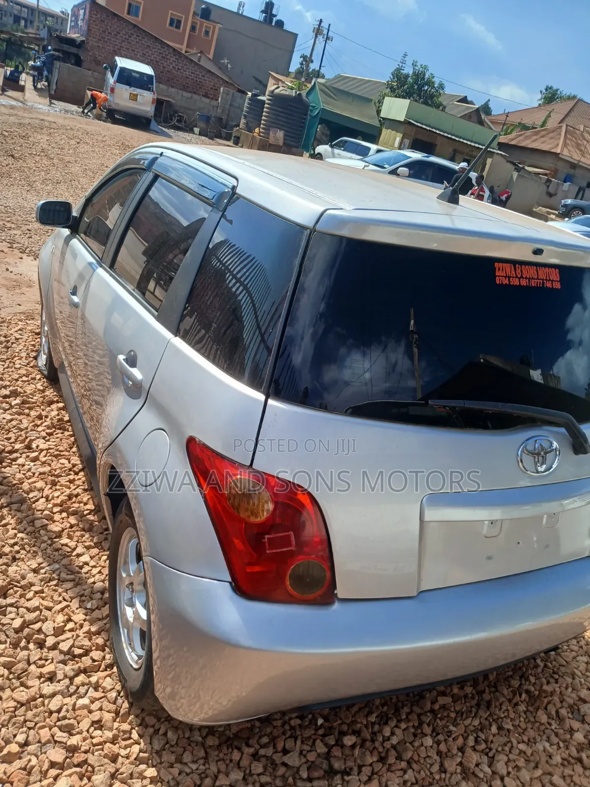 Toyota IST 2000 Silver