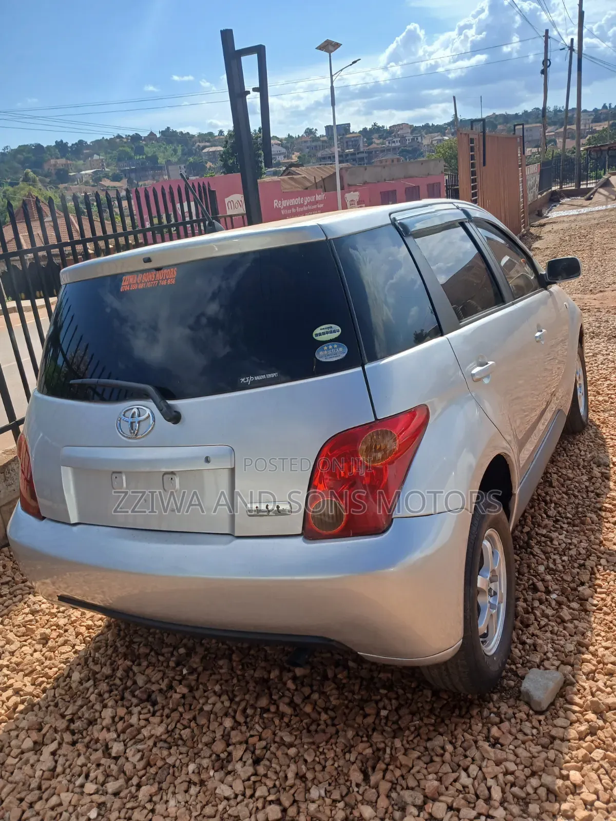 Toyota IST 2000 Silver