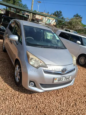 Toyota Ractis 1.5 FWD 2012 Silver