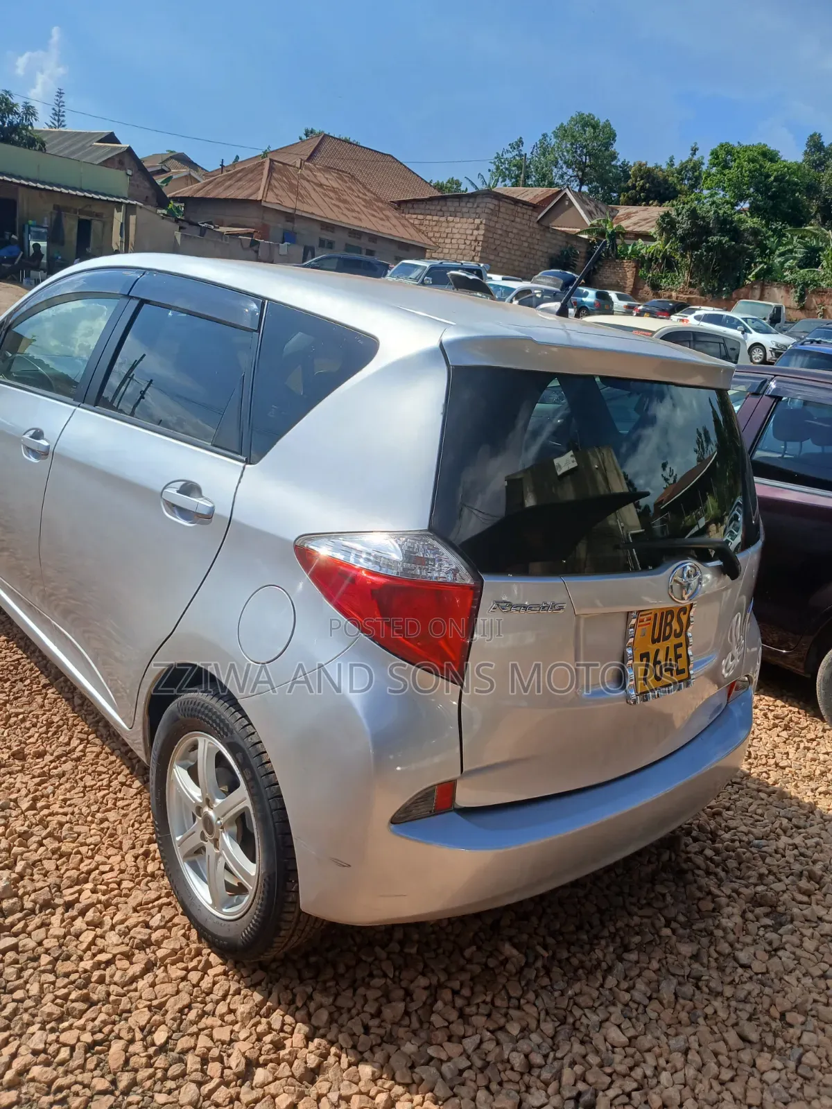 Toyota Ractis 1.5 FWD 2012 Silver
