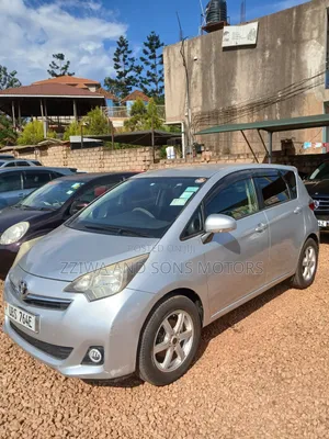 Toyota Ractis 1.5 FWD 2012 Silver