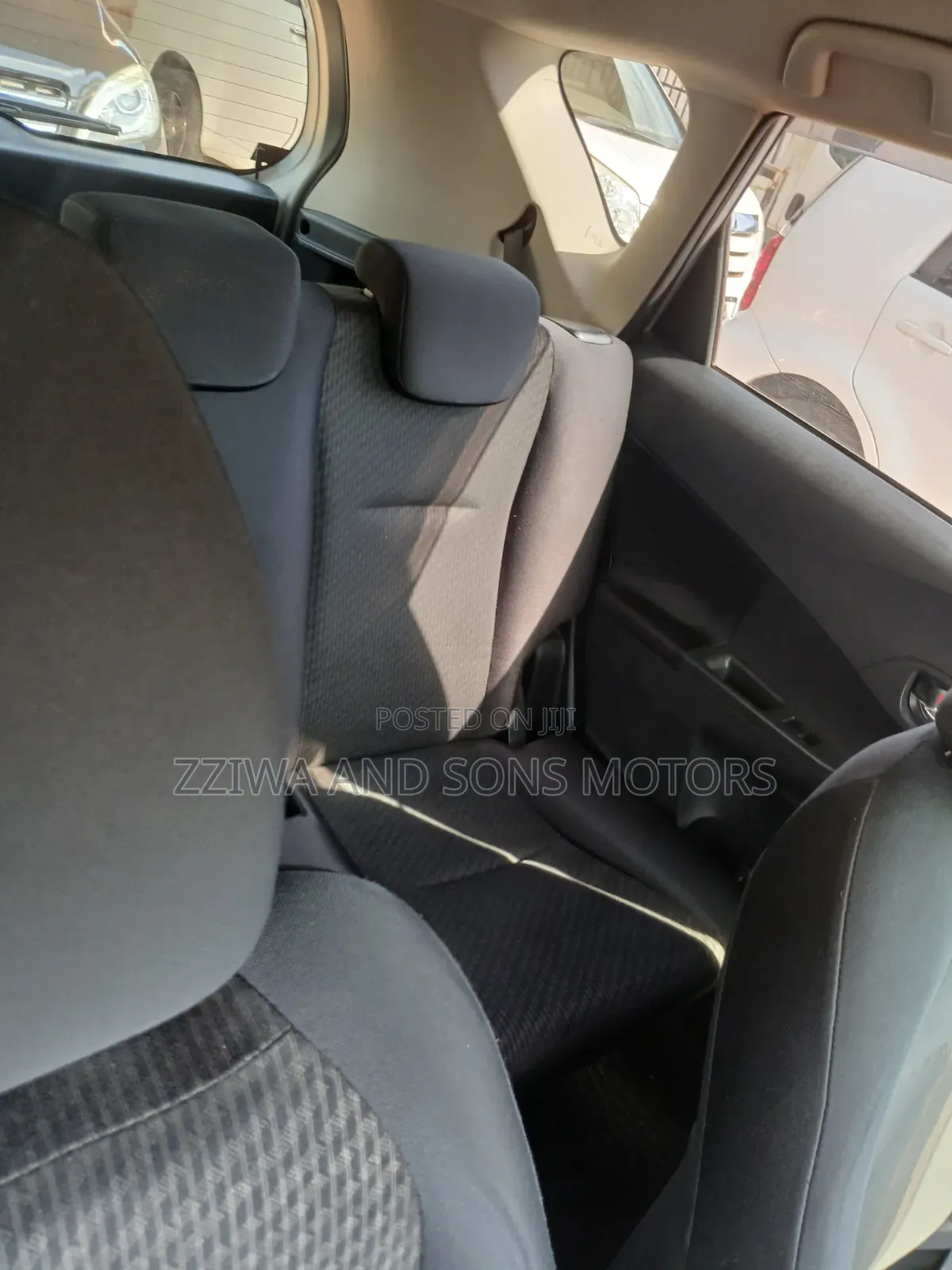 Toyota Ractis 1.5 FWD 2012 Silver