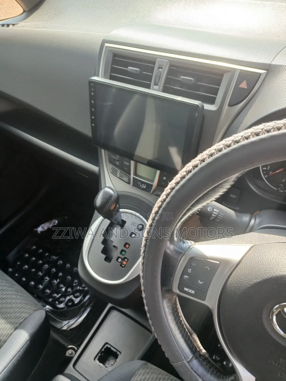 Toyota Ractis 1.5 FWD 2012 Silver