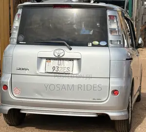 Toyota Sienta 1.5 FWD 2012 Silver