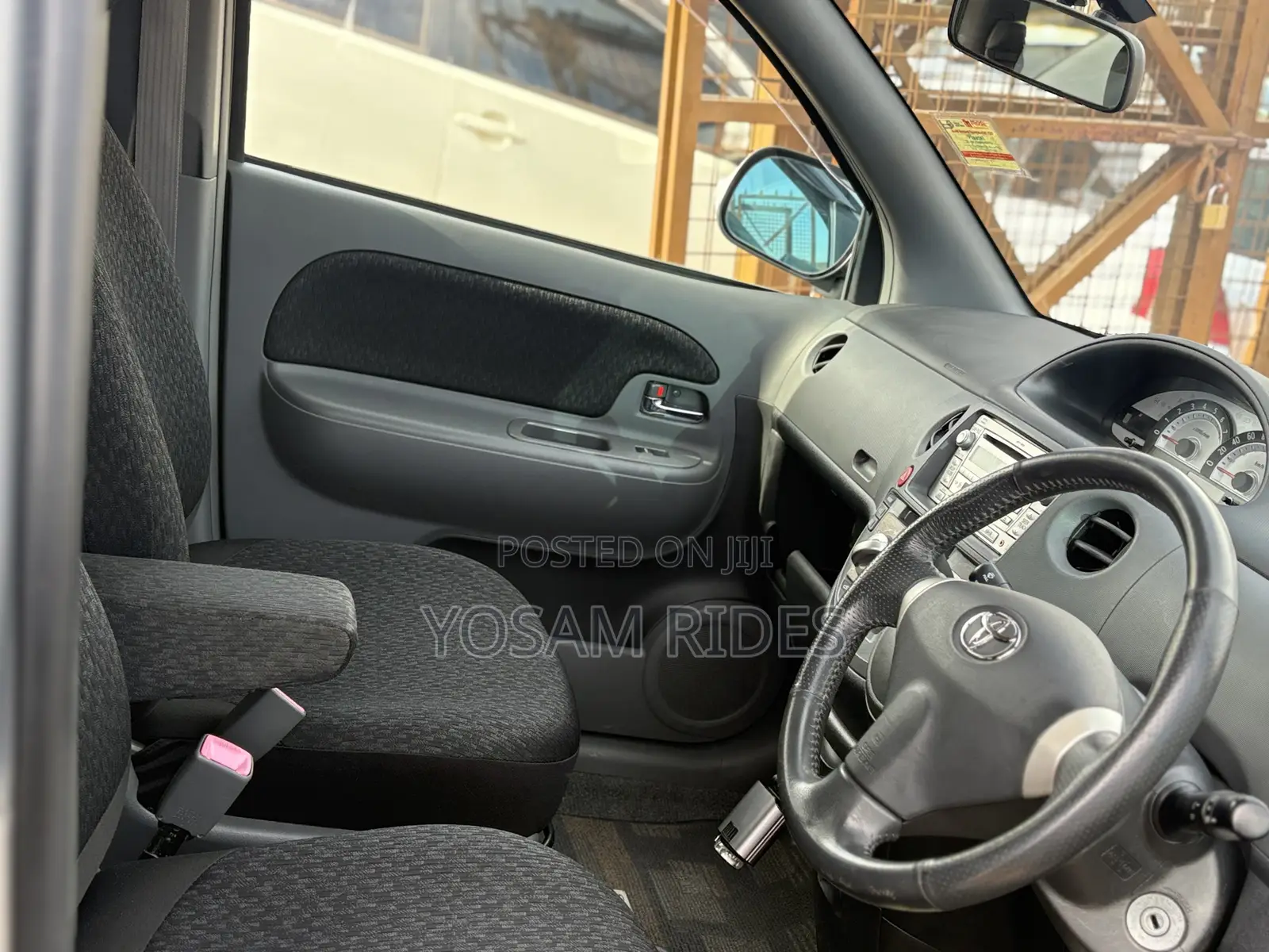 Toyota Sienta 1.5 FWD 2012 Silver