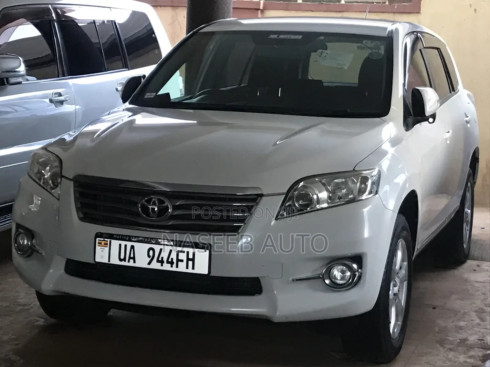 Toyota Vanguard 2012 White