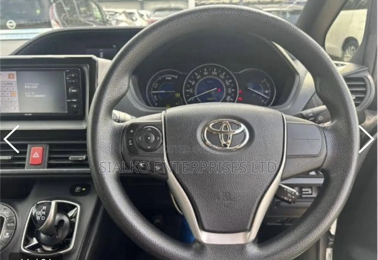 Toyota Noah 2017 Silver