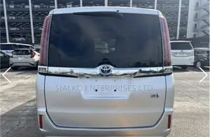 Toyota Noah 2017 Silver