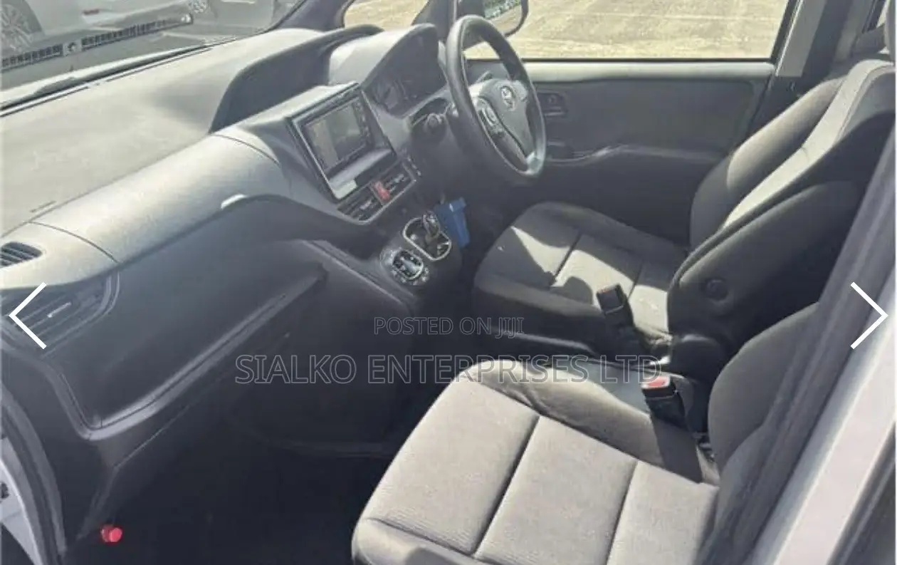 Toyota Noah 2017 Silver