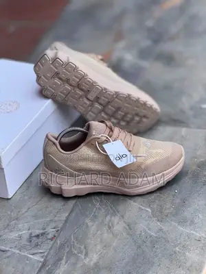 Alo Runner Fit for Gym Lovers & Marathon Lovers