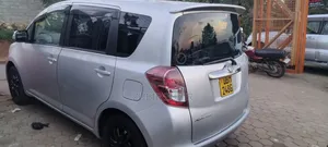 Toyota Ractis 2015 Silver