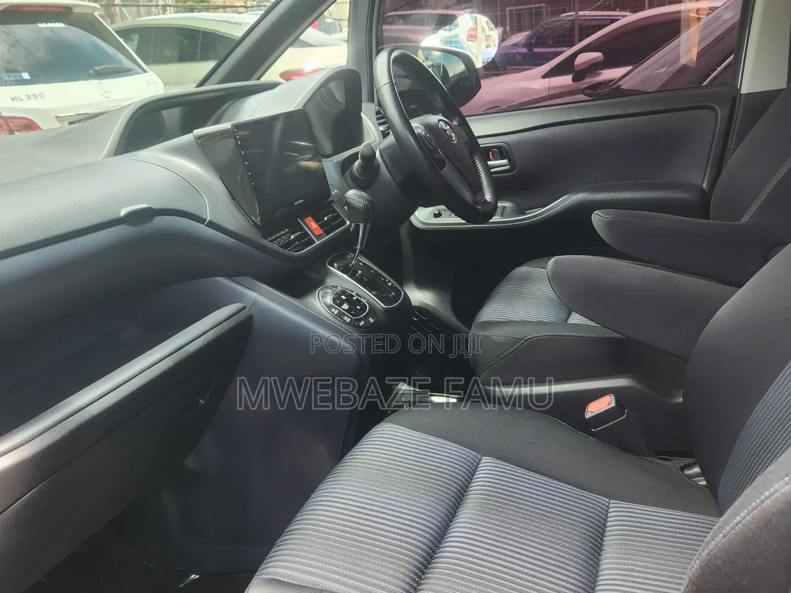 Toyota Noah 2015