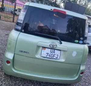 Toyota Sienta 1.5 AWD 2012 Green