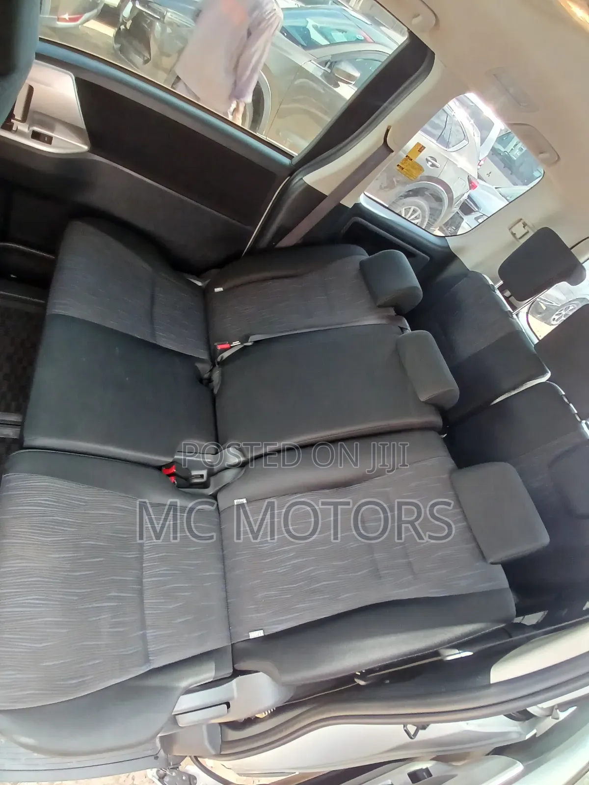 Toyota Noah 2.0 143hp AWD (8 Seater) 2013 White