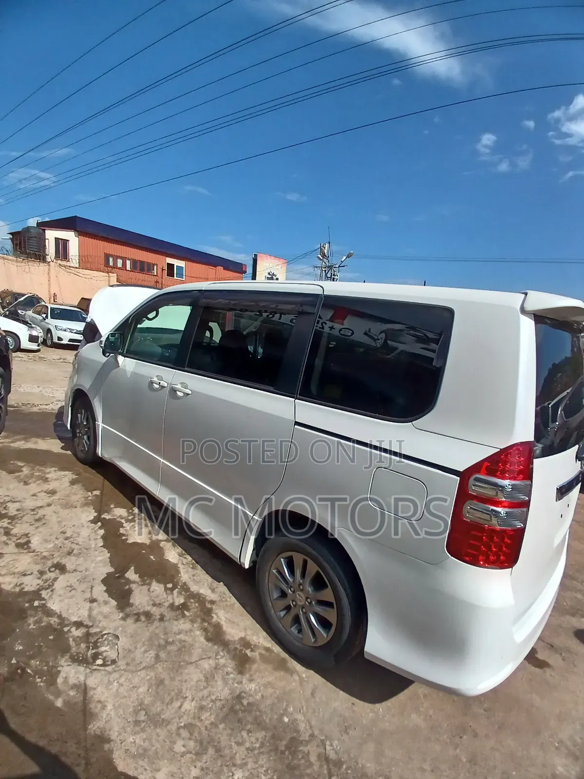 Toyota Noah 2.0 143hp AWD (8 Seater) 2013 White