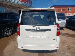 Toyota Noah 2.0 143hp AWD (8 Seater) 2013 White