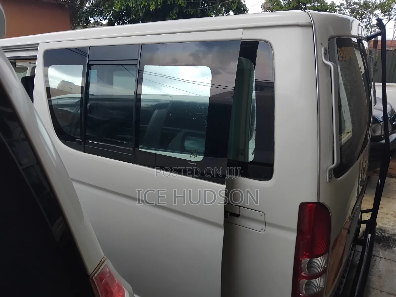 Toyota HiAce 2010 White