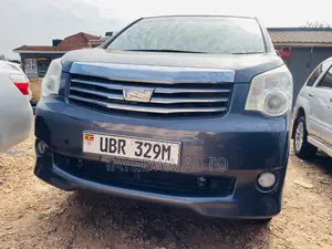Toyota Noah 2011