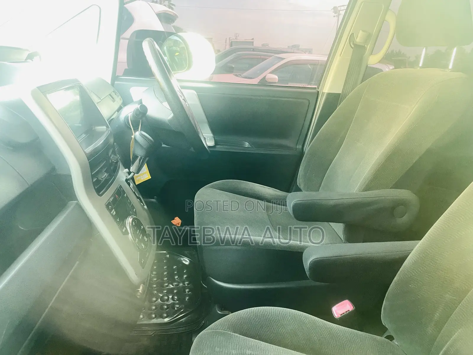 Toyota Noah 2011