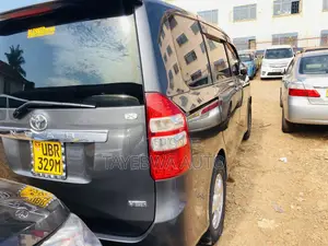 Toyota Noah 2011