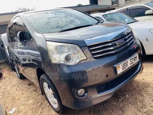 Toyota Noah 2011