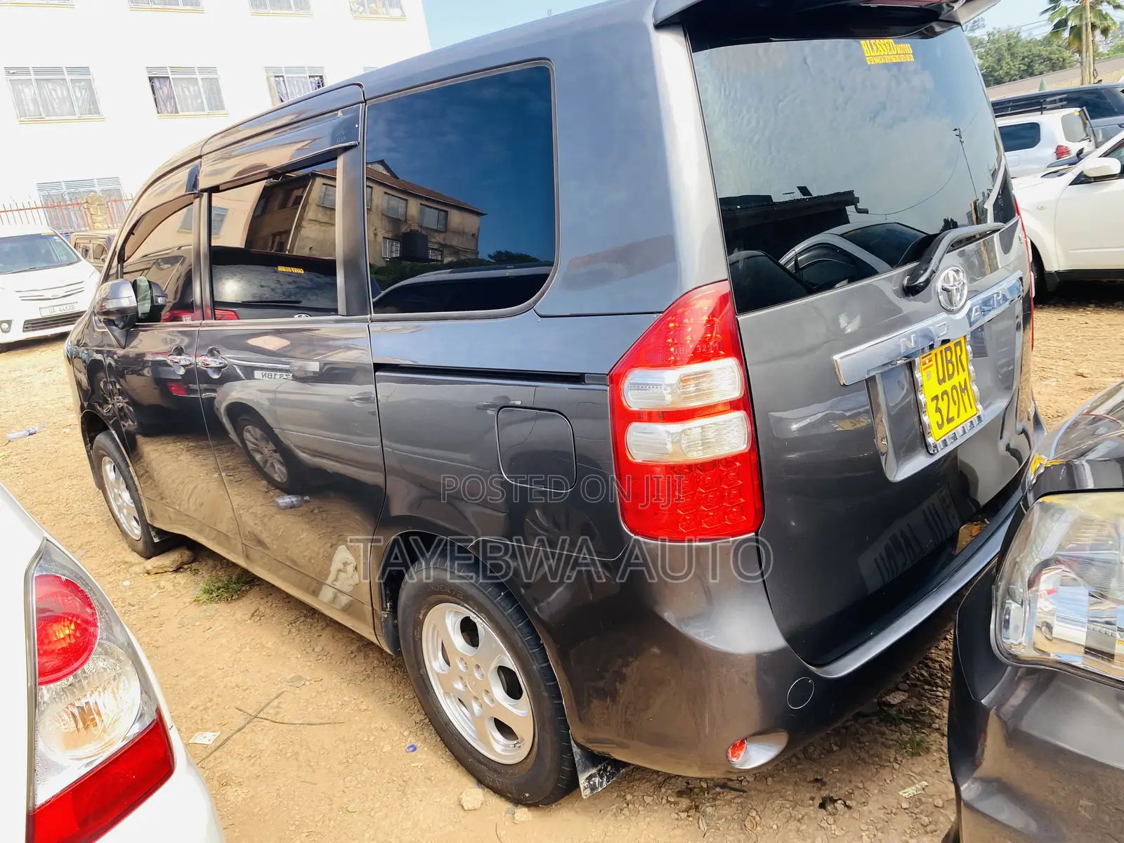Toyota Noah 2011