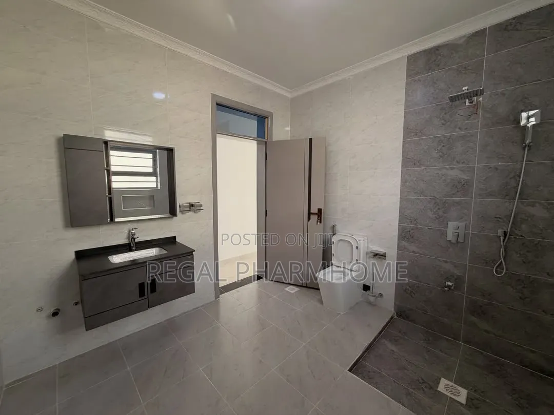 5bdrm Duplex in Kyanja, Central Division for sale