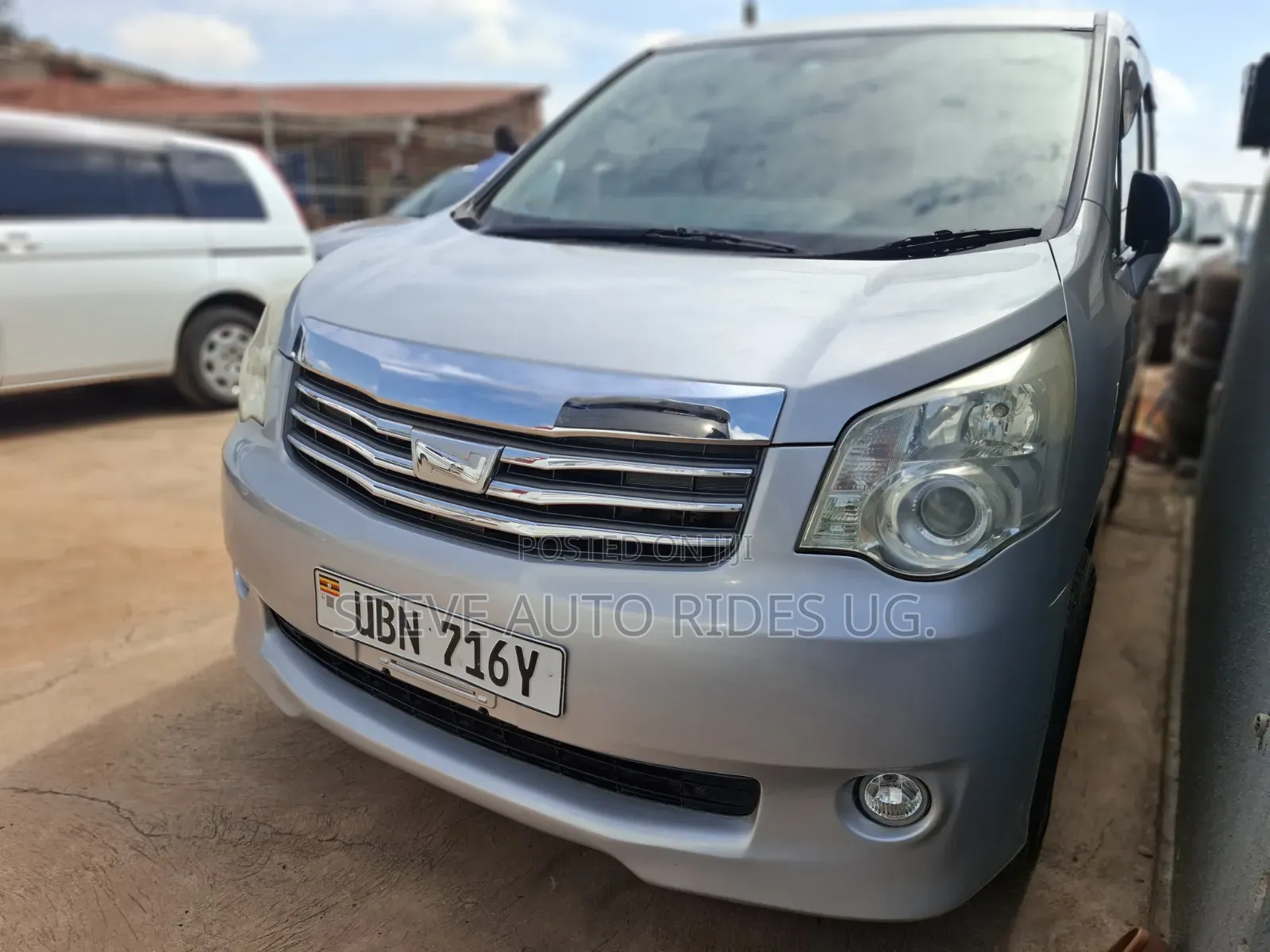 Toyota Noah 2.0 143hp FWD (8 Seater) 2012 Silver