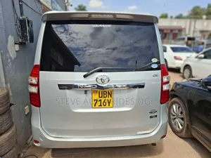 Toyota Noah 2.0 143hp FWD (8 Seater) 2012 Silver