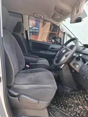 Toyota Noah 2.0 143hp FWD (8 Seater) 2012 Silver