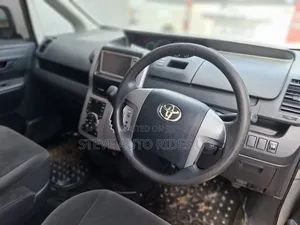 Toyota Noah 2.0 143hp FWD (8 Seater) 2012 Silver