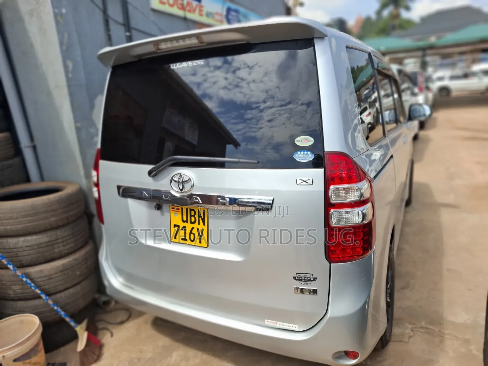 Toyota Noah 2.0 143hp FWD (8 Seater) 2012 Silver