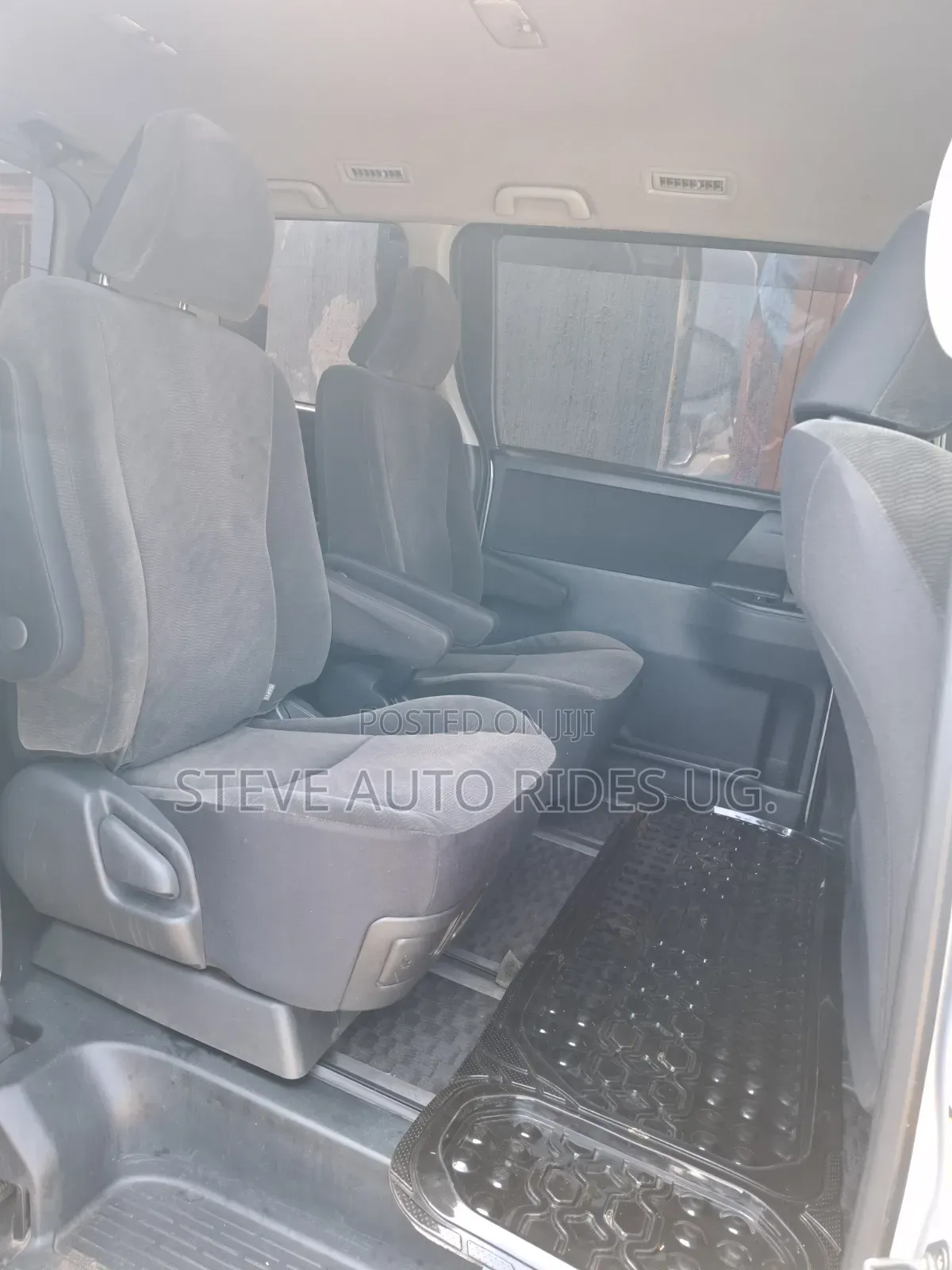 Toyota Noah 2.0 143hp FWD (8 Seater) 2012 Silver