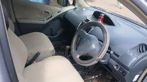 Toyota Vitz 2005 Silver