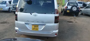 Toyota Noah 2004 Silver