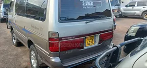 Toyota HiAce 2000 Silver