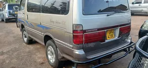 Toyota HiAce 2000 Silver