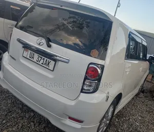 Toyota Corolla Rumion 2010 White