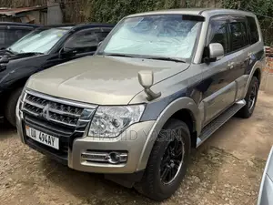 Mitsubishi Pajero 2010 Gold