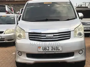 Toyota Noah 2010 Silver
