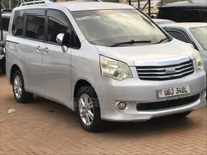 Toyota Noah 2010 Silver