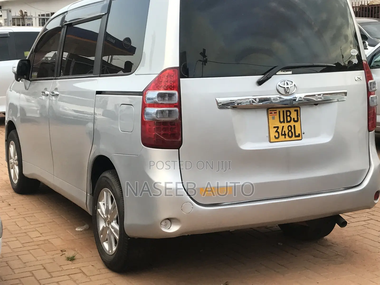 Toyota Noah 2010 Silver