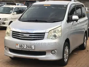 Toyota Noah 2010 Silver