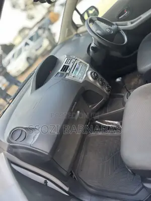Toyota Vitz 2010 Silver