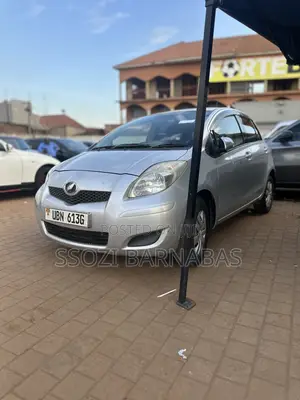 Toyota Vitz 2010 Silver