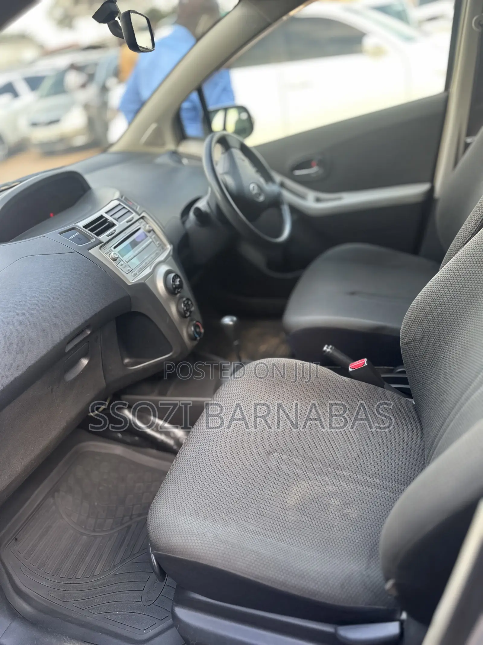 Toyota Vitz 2010 Silver