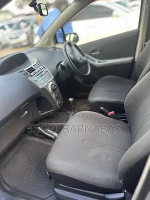 Toyota Vitz 2010 Silver