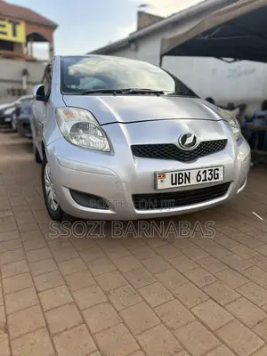 Toyota Vitz 2010 Silver