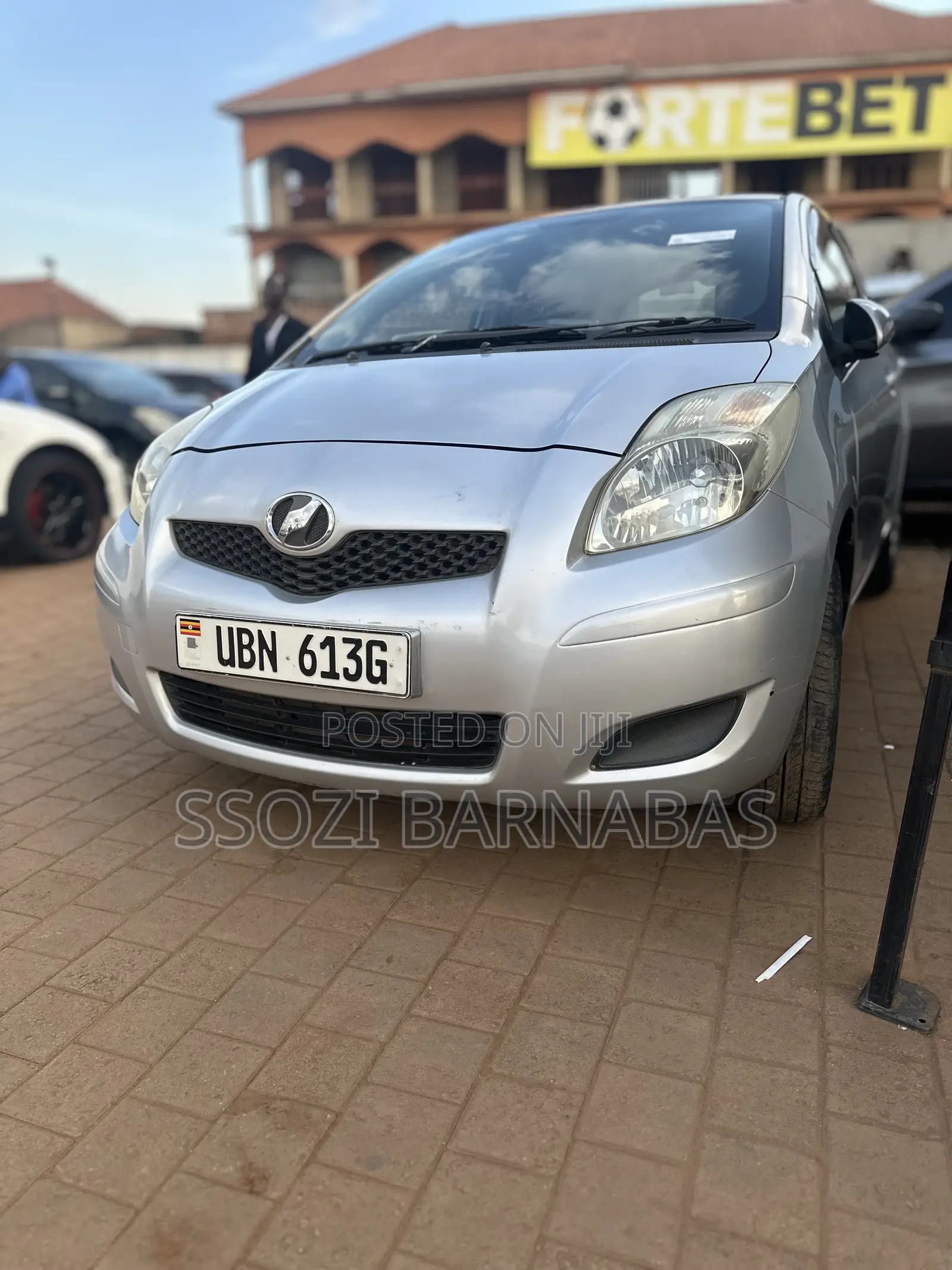 Toyota Vitz 2010 Silver